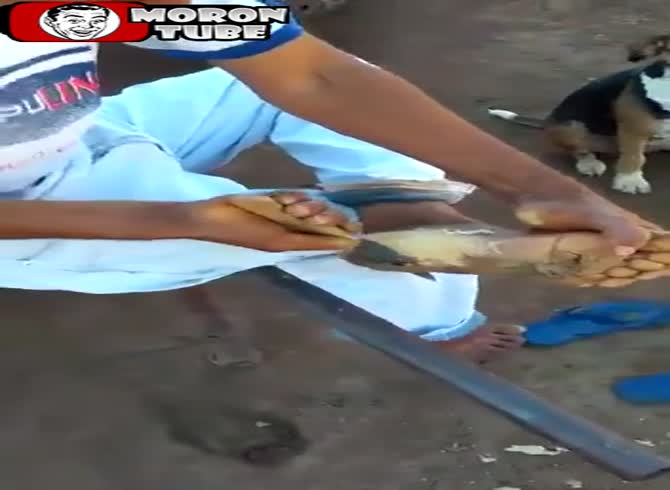 Video :A man uses a kitchen knife to peel the sole of his foot